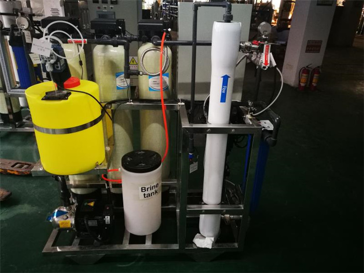 Water purification system for commercial